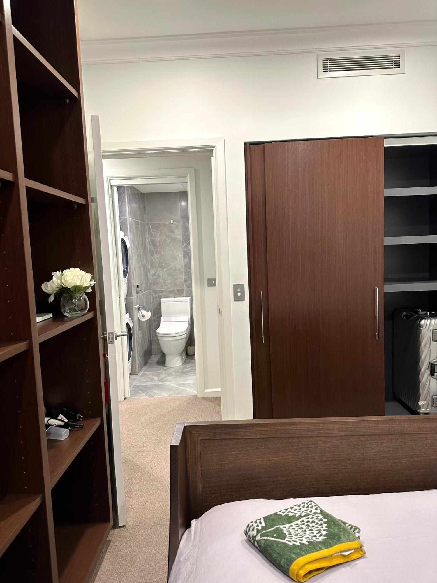Private 1 Bed Accom With Bathroom In A 3 Bed Apartment - Melb Cbd, Regency Towers - Free Parking, Wifi And Pool Melbourne Exterior foto